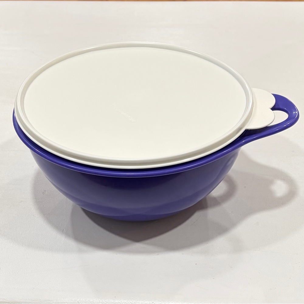 Tupperware 2677-B-2 12 Cup Bowl with Lid Purple with White Lid